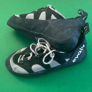 Evolv Black and Gray Men's Athletic Shoes